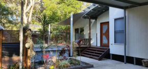 6 Ibis Court - Modern tropical family home with inground swimming pool & outdoor entertaining area